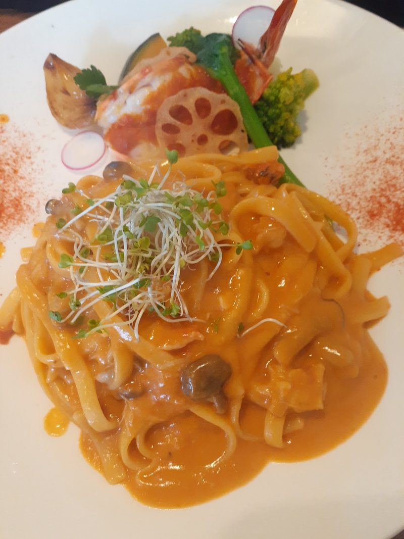 野菜とスプラウトをのせたパスタランチのパスタ