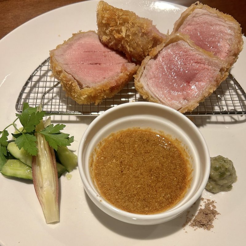 網にのせたヒレカツとソース(当店撮影)