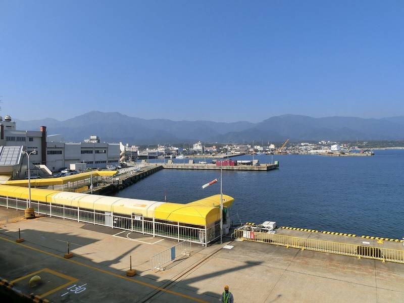 岸壁と山並みが見える佐渡市の両津港